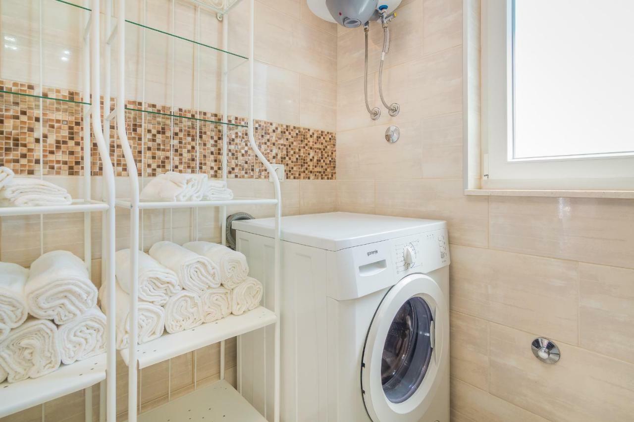 Apartment "On The Beach" Трогір Екстер'єр фото