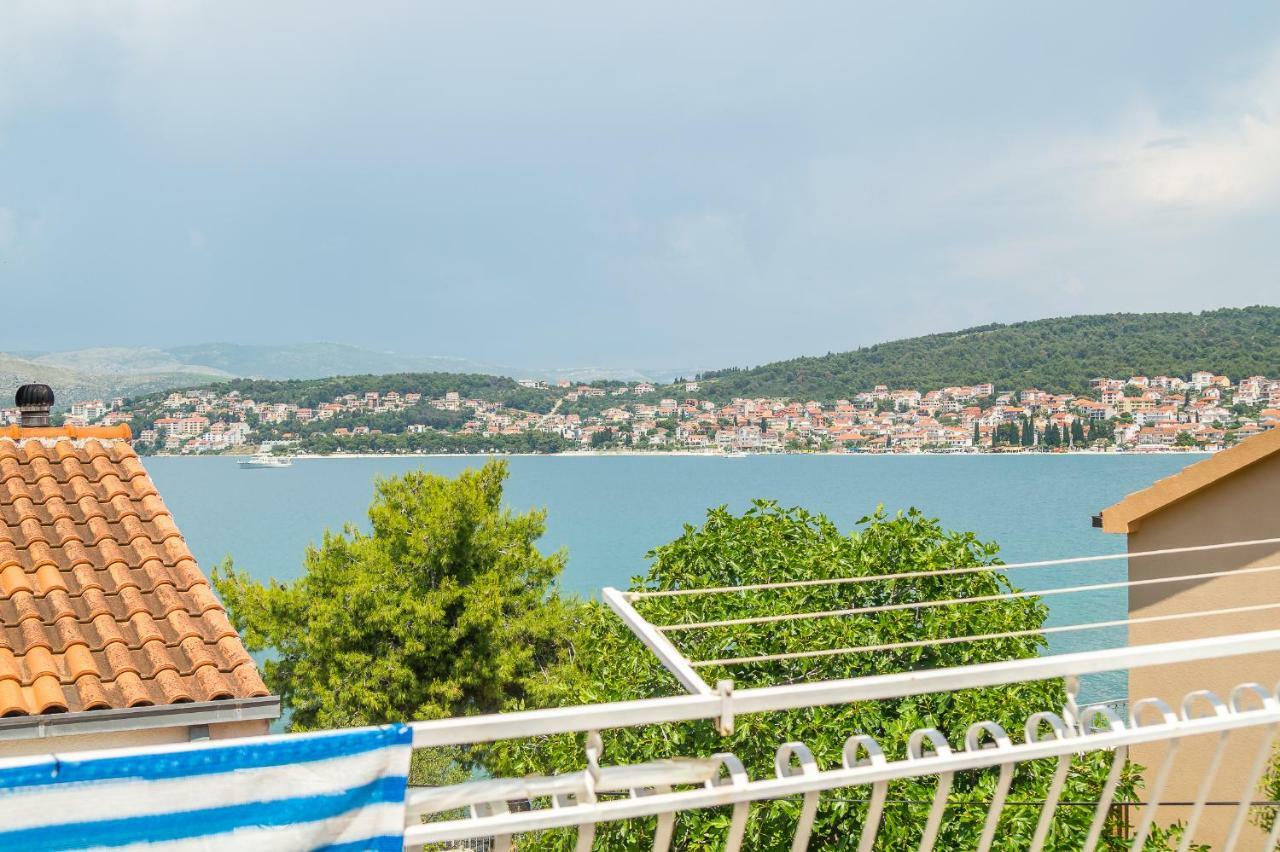 Apartment "On The Beach" Трогір Екстер'єр фото