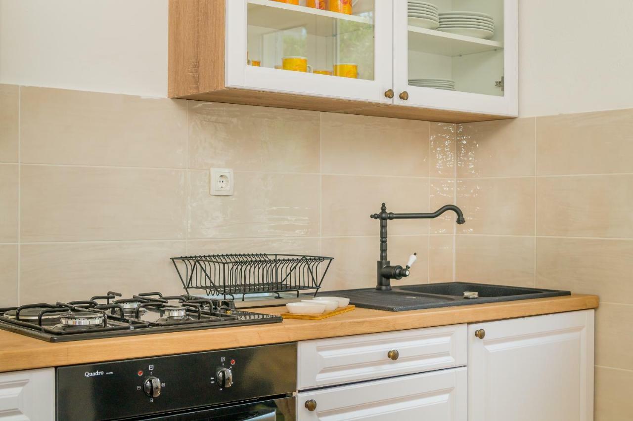 Apartment "On The Beach" Трогір Екстер'єр фото