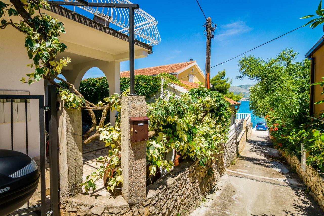 Apartment "On The Beach" Трогір Екстер'єр фото