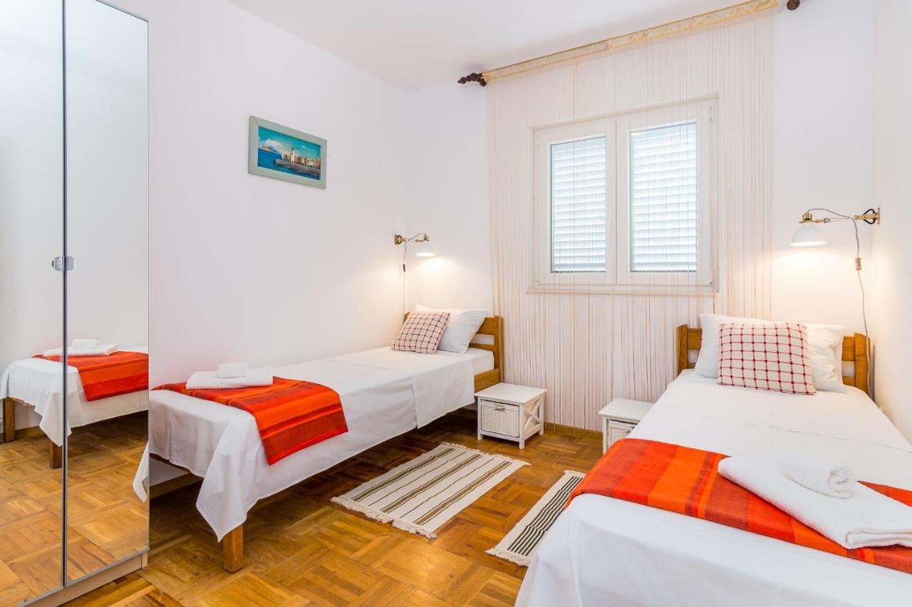Apartment "On The Beach" Трогір Екстер'єр фото