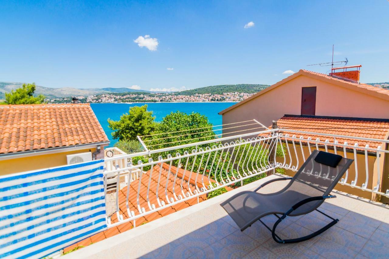 Apartment "On The Beach" Трогір Екстер'єр фото