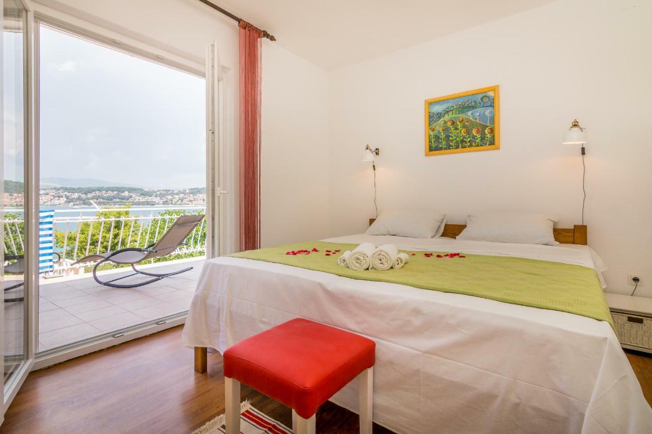 Apartment "On The Beach" Трогір Екстер'єр фото