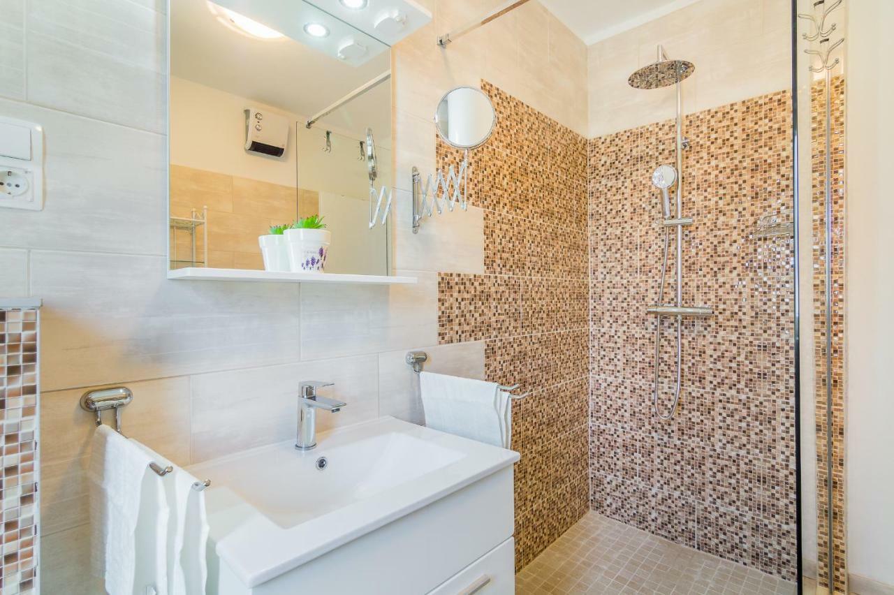 Apartment "On The Beach" Трогір Екстер'єр фото