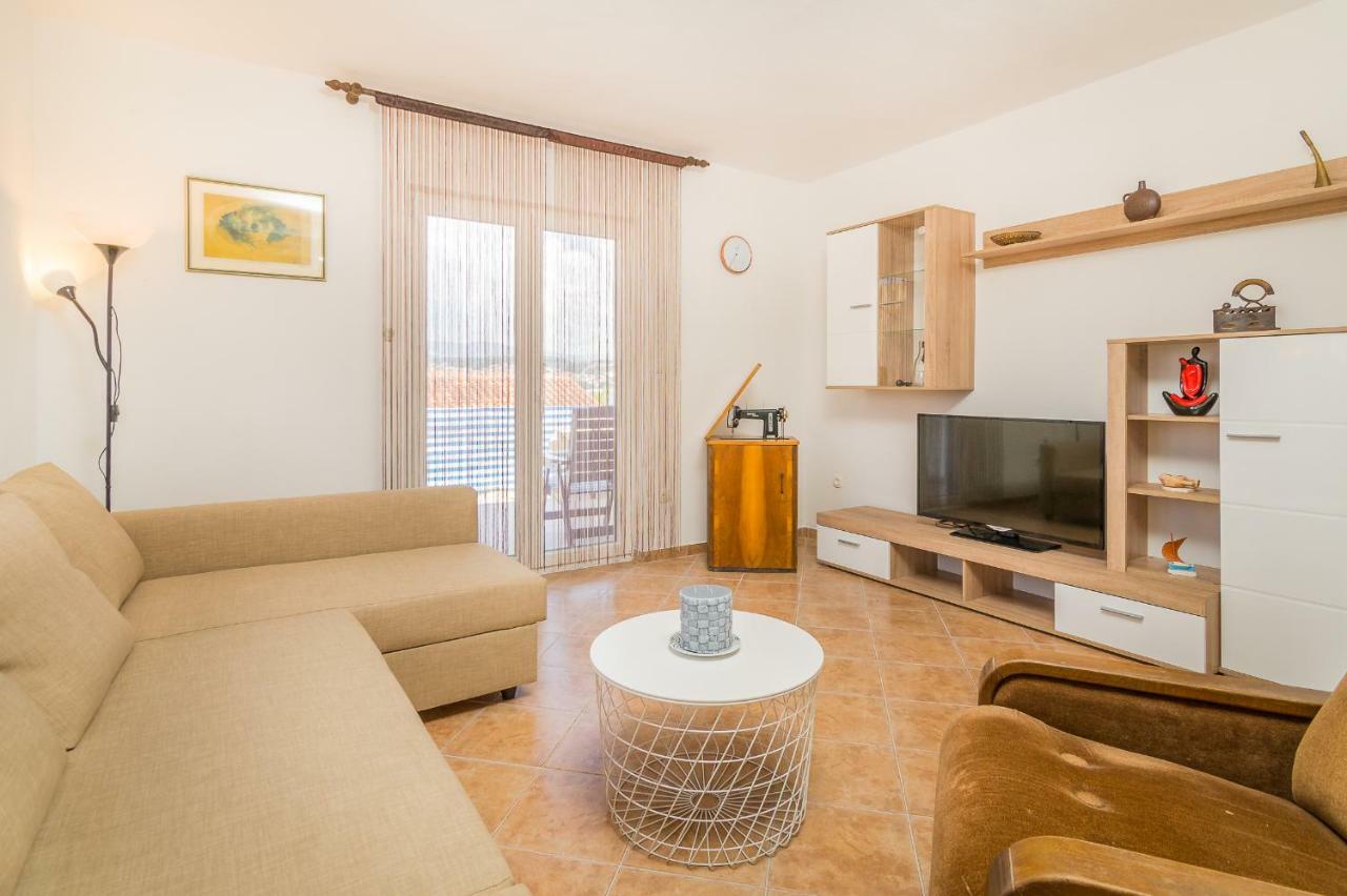 Apartment "On The Beach" Трогір Екстер'єр фото