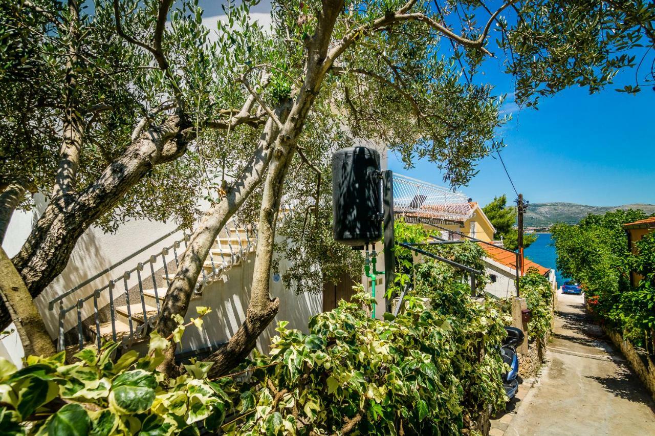 Apartment "On The Beach" Трогір Екстер'єр фото