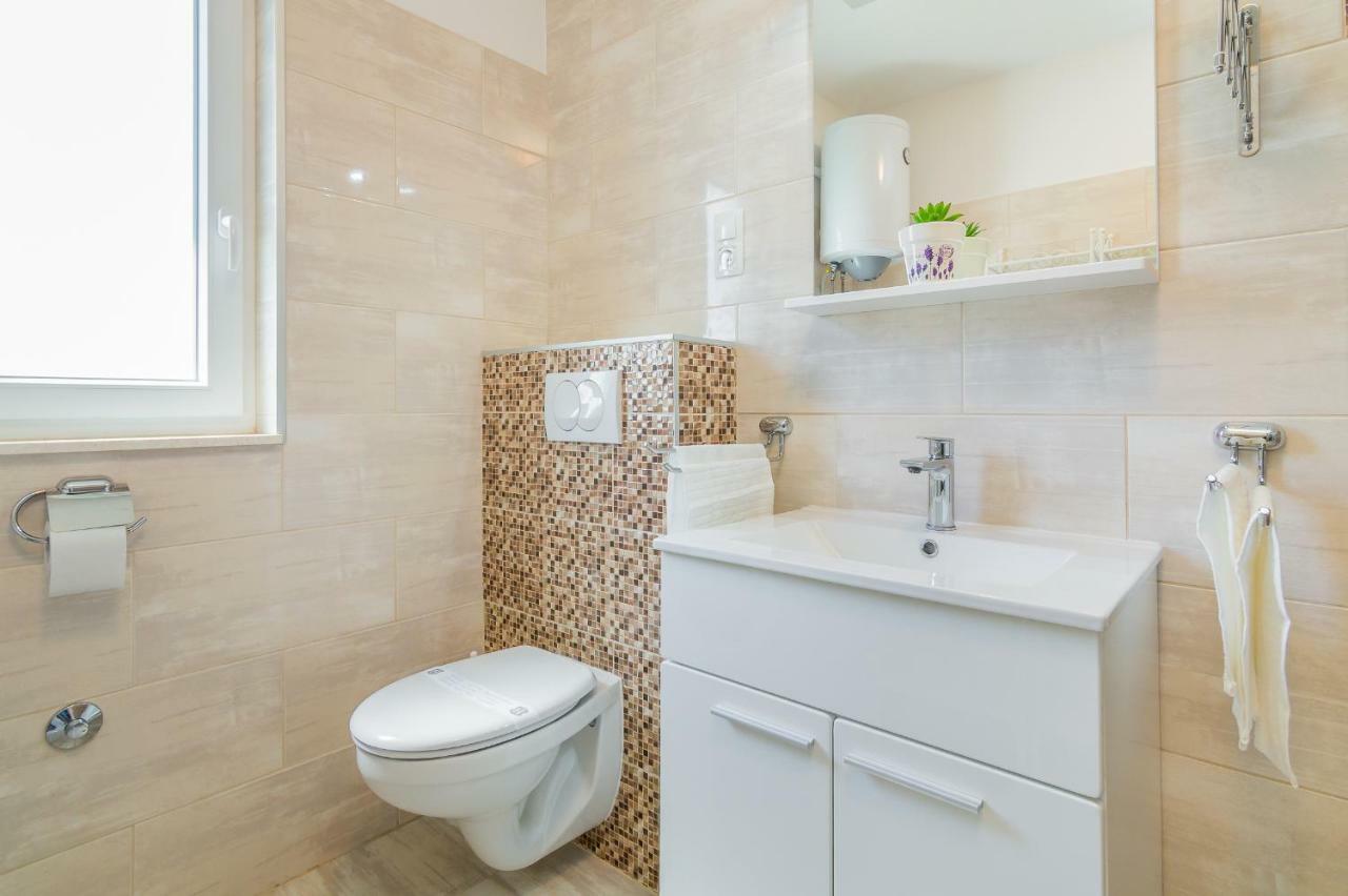 Apartment "On The Beach" Трогір Екстер'єр фото