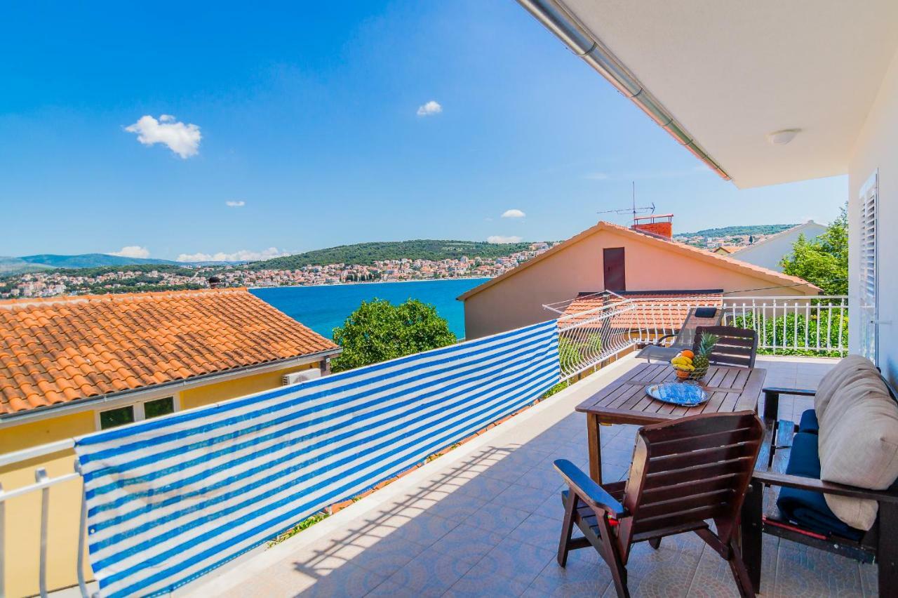 Apartment "On The Beach" Трогір Екстер'єр фото