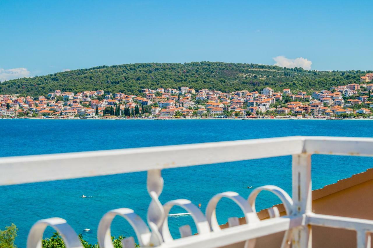 Apartment "On The Beach" Трогір Екстер'єр фото