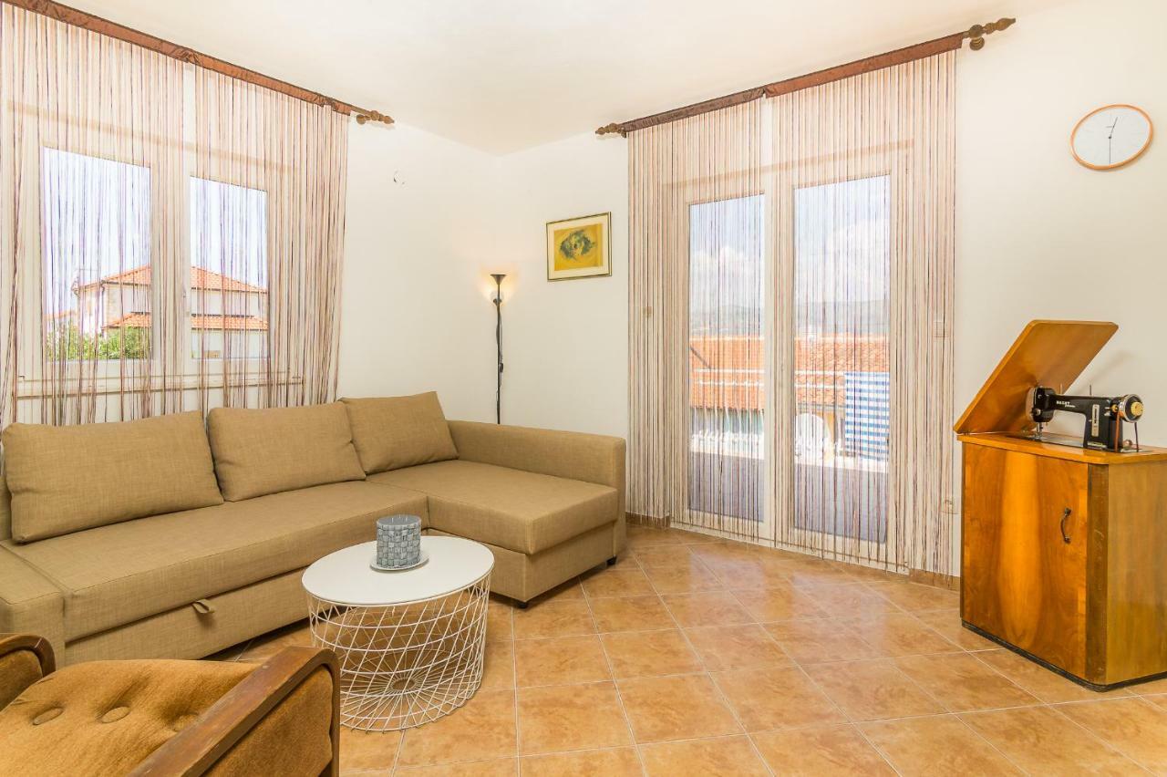 Apartment "On The Beach" Трогір Екстер'єр фото