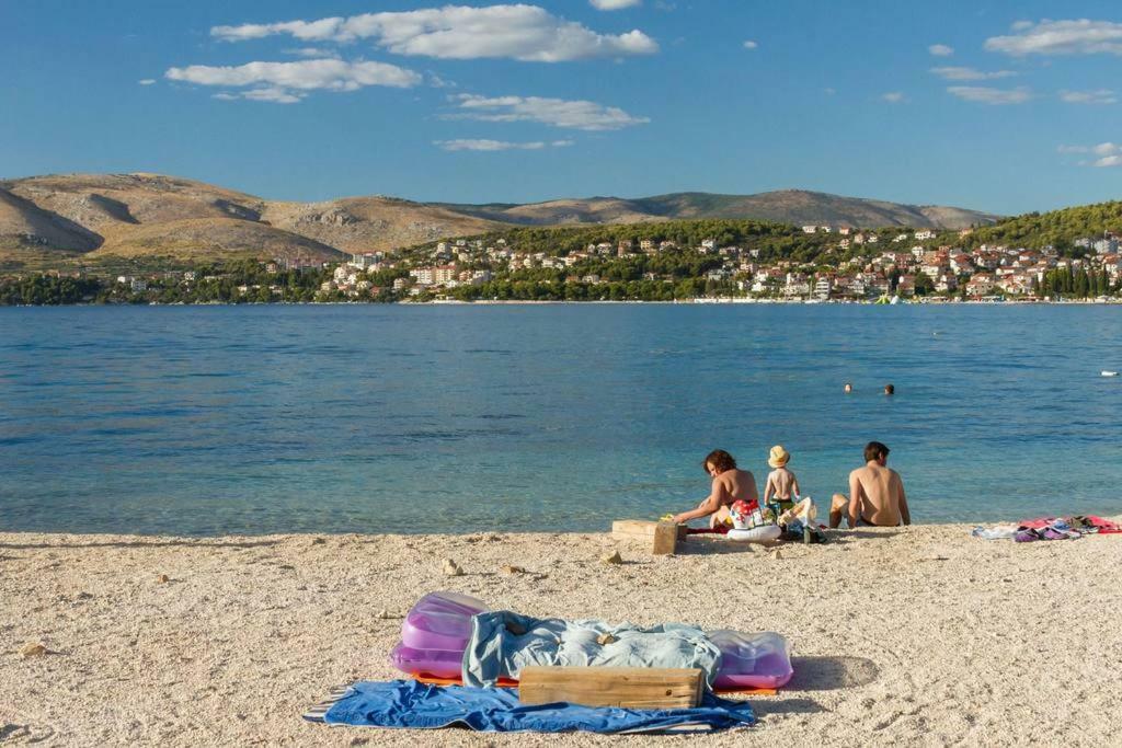 Apartment "On The Beach" Трогір Екстер'єр фото